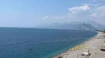 Antalya'da Sıcaklık ve Yüksek Nem Etkisi Devam Ediyor