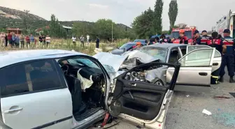 Burdur-Yeşilova yolunda kafa kafaya çarpışan otomobillerde 1 ölü, 9 yaralı