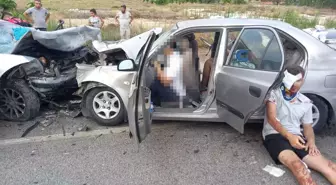 Yeşilova'da kafa kafaya çarpışan otomobillerde 2 ölü, 8 yaralı