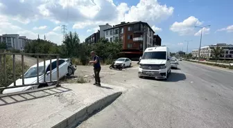 Düzce'de cenaze nakil aracı park halindeki otomobile çarptı