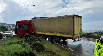 Rize'de tır orta refüje çıktı, şoför yaralandı