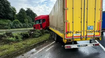 Rize'de tırın refüje çarptığı kazada sürücü yaralandı