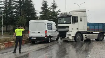 Afyonkarahisar'da tır ile minibüsün çarpışması sonucu 9 kişi yaralandı