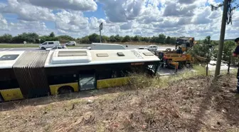 İstanbul Arnavutköy'de IETT otobüsü yağmur suyu kanalına düştü