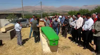 Malatya'da traktör kazasında hayatını kaybeden kız kardeşler gözyaşları arasında defnedildi