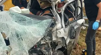 Isparta'da otomobilin kamyona çarpması sonucu 2 kişi hayatını kaybetti