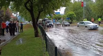 Nallıhan'da Sağanak Yağış: Cadde ve Sokaklarda Su Birikintisi Oluştu