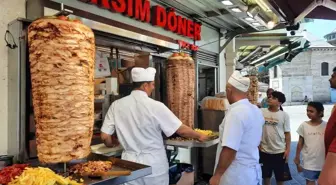 İstanbul Taksim İstiklal Caddesi'nde Döner Ustasının Kaza Anı Güvenlik Kamerasına Yansıdı