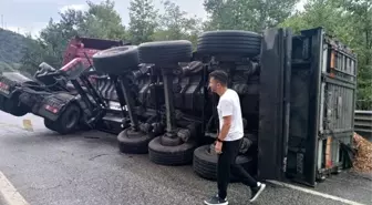 Sakarya'da yağışlı havada tır devrildi, uzun araç kuyrukları oluştu