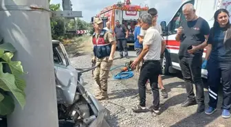 Erzin'de Aydınlatma Direğine Çarpan Otomobilin Sürücüsü Hayatını Kaybetti