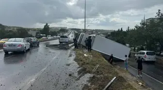 Büyükçekmece'de sağanak nedeniyle kayganlaşan yolda kamyon devrildi