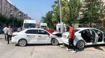 Karaman'da Trafik Kazası: 3 Kişi Yaralandı