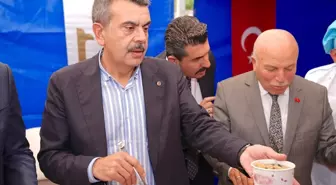 Milli Eğitim Bakanı Erzurum'da Vatandaşlara Aşure Dağıttı