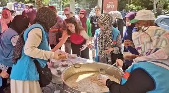 Turgutlu'da Muharrem Ayı Dolayısıyla Vatandaşlara Aşure İkram Edildi