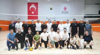 Ümraniye Belediye Başkanı İsmet Yıldırım, Spor İşleri Müdürlüğü personeliyle voleybol oynadı