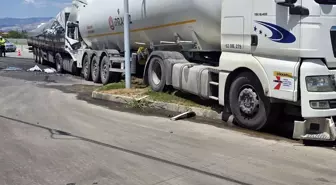 Manisa'da LPG yüklü tıra arkadan çarpan kömür yüklü tırın sürücüsü yaralandı