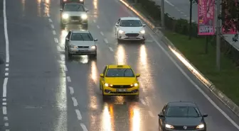 İstanbul'da Sağanak Yağış Nedeniyle Trafik Yoğunluğu Yaşanıyor