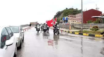 Kurtuluş Savaşı'nda cephanenin taşındığı İstiklal Yolu'nu motorla geçiyorlar