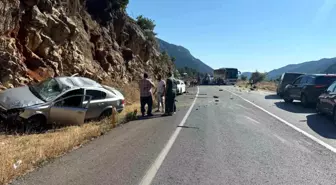 Antalya'da dört aracın karıştığı trafik kazasında 4 kişi yaralandı