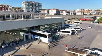 Kırıkkale'de park halindeki otobüs otogar binasına daldı: 3 yolcu yaralandı