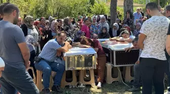 İstanbul Küçükçekmece'de trafik kazasında hayatını kaybeden kuzenlerin cenazeleri Bartın'da defnedildi