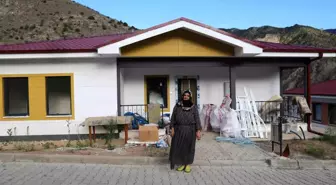 Yusufeli Barajı sularıyla mahsur kalan yaşlı kadın yeni konutlara taşındı