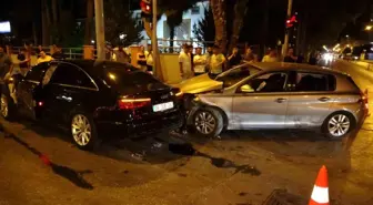 Antalya'da kırmızı ışık ihlali yapan lüks araç zincirleme trafik kazasına neden oldu