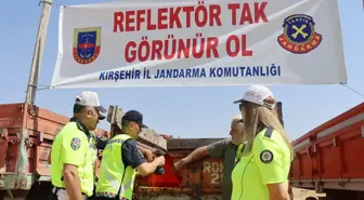 Kırşehir'de traktör sürücülerine trafik kuralları hakkında bilgi verildi, 50 römorka reflektör takıldı