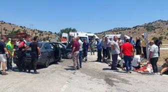 Burdur'da Otomobil Çarpışması: 1'i Ağır 10 Yaralı