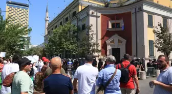 Tiran Belediye Başkanı'na istifa çağrıları ve yolsuzluk protestoları devam ediyor