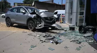 Eskişehir'de cipin kontrolünden çıkmasıyla meydana gelen kaza güvenlik kamerasına yansıdı