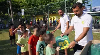 Erdemli'de Spor Kurslarına Katılan Çocuklara Forma ve Spor Malzemeleri Verildi