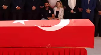 Aynı saldırıda yaralanan polis memuru şehit olan görev arkadaşını gözyaşları ile uğurladı