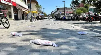 Düzce'de İsrail'in Filistin'e yönelik saldırılarını protesto etmek amacıyla kanlı kefenli bebekler bırakıldı