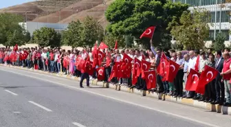 Kastamonu'da şehit olan polis memuru Ahmet Şahan, Çankırı'dan geçerken vatandaşlar tarafından uğurlandı