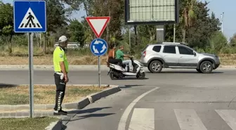 Adana'da trafik kurallarına uyan sürücülere kebap ikramı