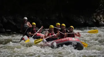 Düzce'de Macera Tutkunları Melen Çayı'nda Rafting Yaptı