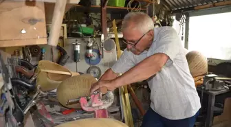 Depremde hasar gören bağlama ustası sazlarını yurt içi ve yurt dışına satıyor