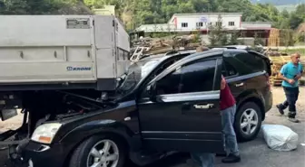 Giresun'da park halindeki tıra çarpan otomobilde 4 kişi yaralandı