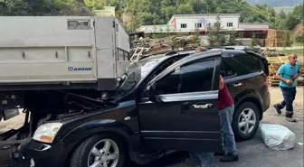 Giresun'da park halindeki tıra çarpan otomobilde 3 kişi yaralandı