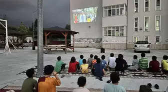 Dörtyol'da Kur'an kursu öğrencilerine açık hava sinema etkinliği düzenlendi