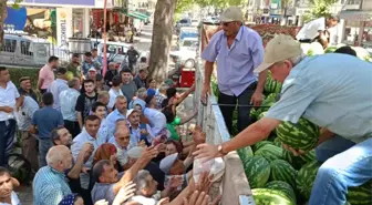 Tokat'ın Zile ilçesinde üretici vatandaşlara tır dolusu karpuz ücretsiz dağıttı