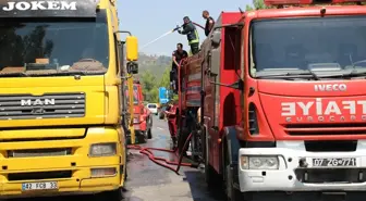 Antalya'da seyir halindeki tırda çıkan yangın söndürüldü