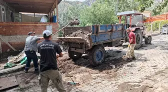 Çorum'un Oğuzlar ilçesinde şiddetli yağışın ardından temizlik çalışması başlatıldı