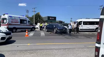 Sakarya'da Minibüs ile Otomobil Çarpıştı: 1 Yaralı