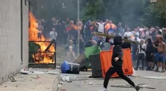 İngiltere'de Aşırı Sağcı Protestolar: Polis Yaralandı, 400 Kişi Tutuklandı