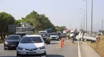 Antalya'da geri gelen kamyonete çarpan otomobildeki sürücü hayatını kaybetti