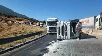 Belen'de çimento yüklü tır devrildi, sürücü yaralandı