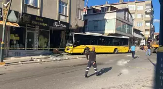 İETT otobüsü Pendik'te kuaför dükkanına girdi, 6 kişi yaralandı