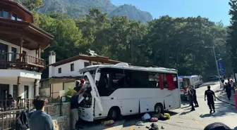 Muğla'da freni boşalan tur otobüsü park halindeki araçlara çarptı: 3 ölü